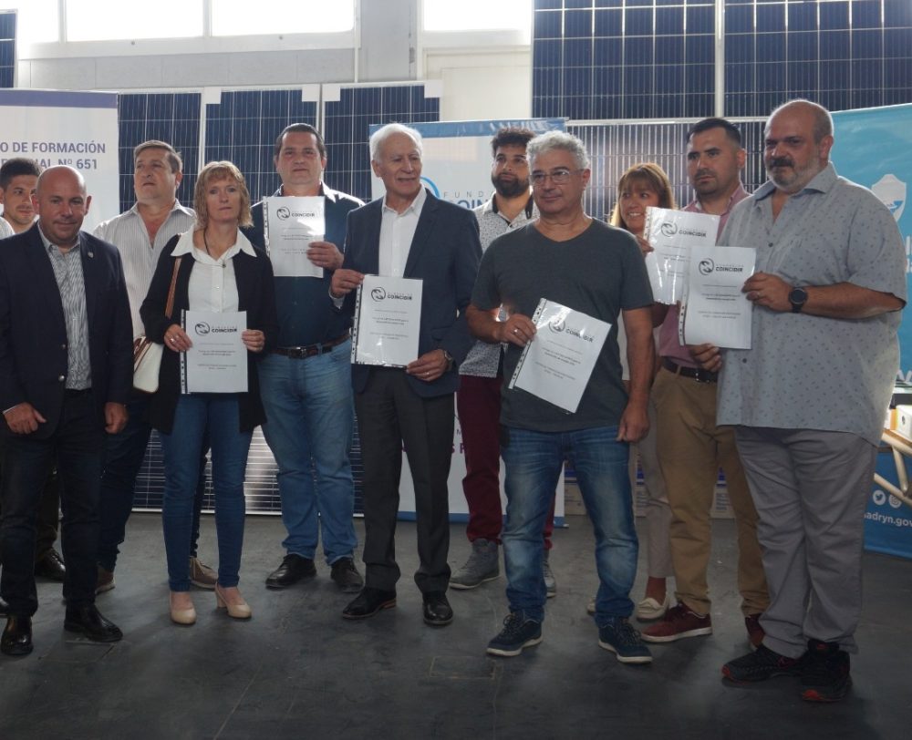 Entrega de kits educativos de energía solar